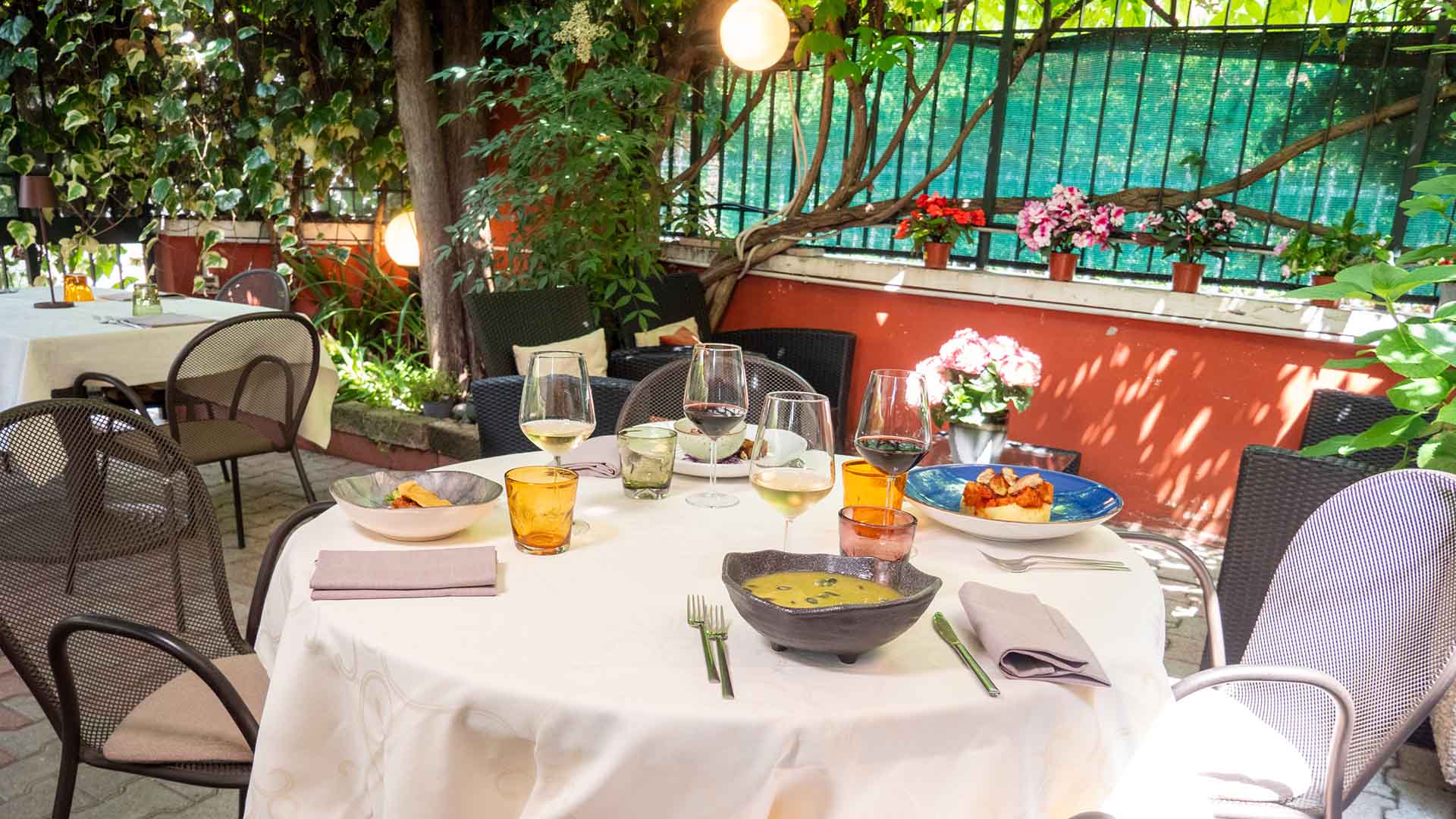 Scopri il giardino estivo di GingerGi a Padova: cucina vegana e gluten free in un’oasi di gusto e natura. Prenota ora